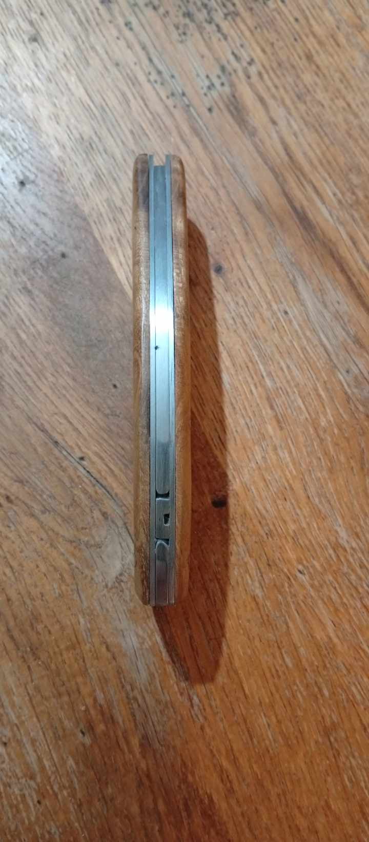 Couteau à cran plat