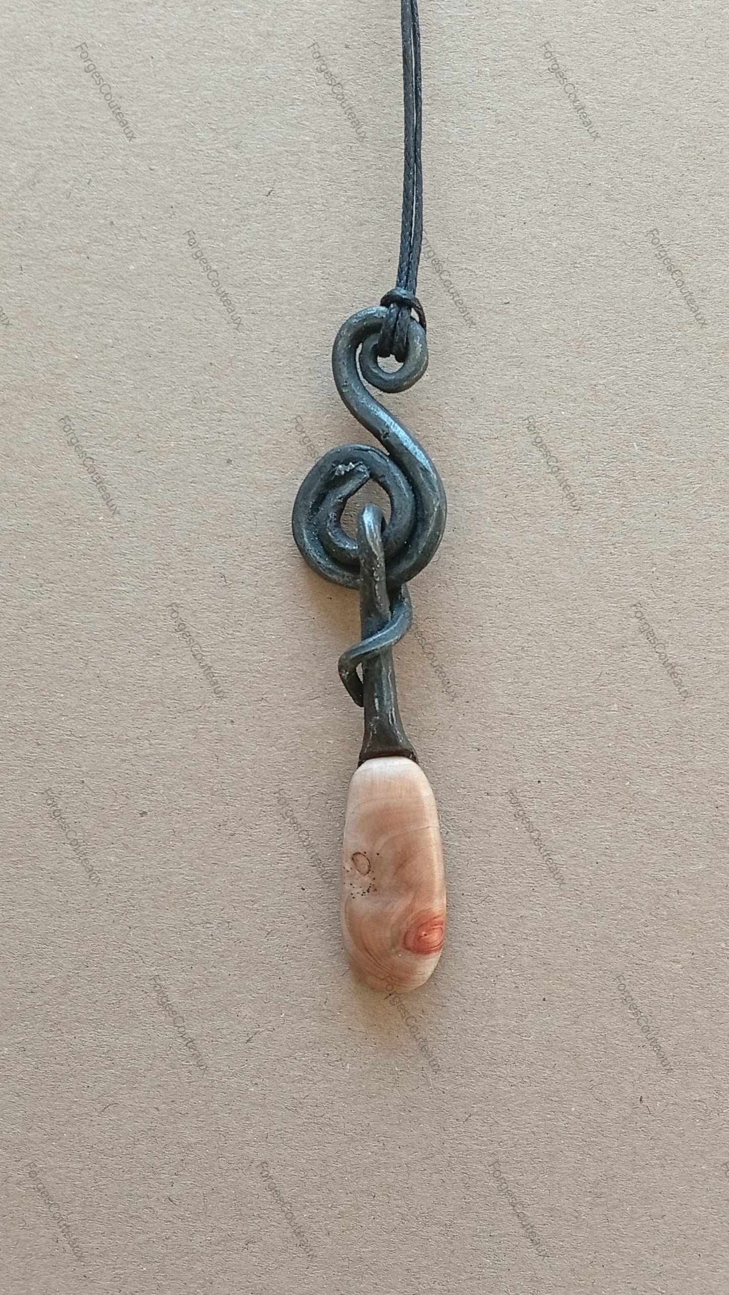 Pendentif artisanal forgé