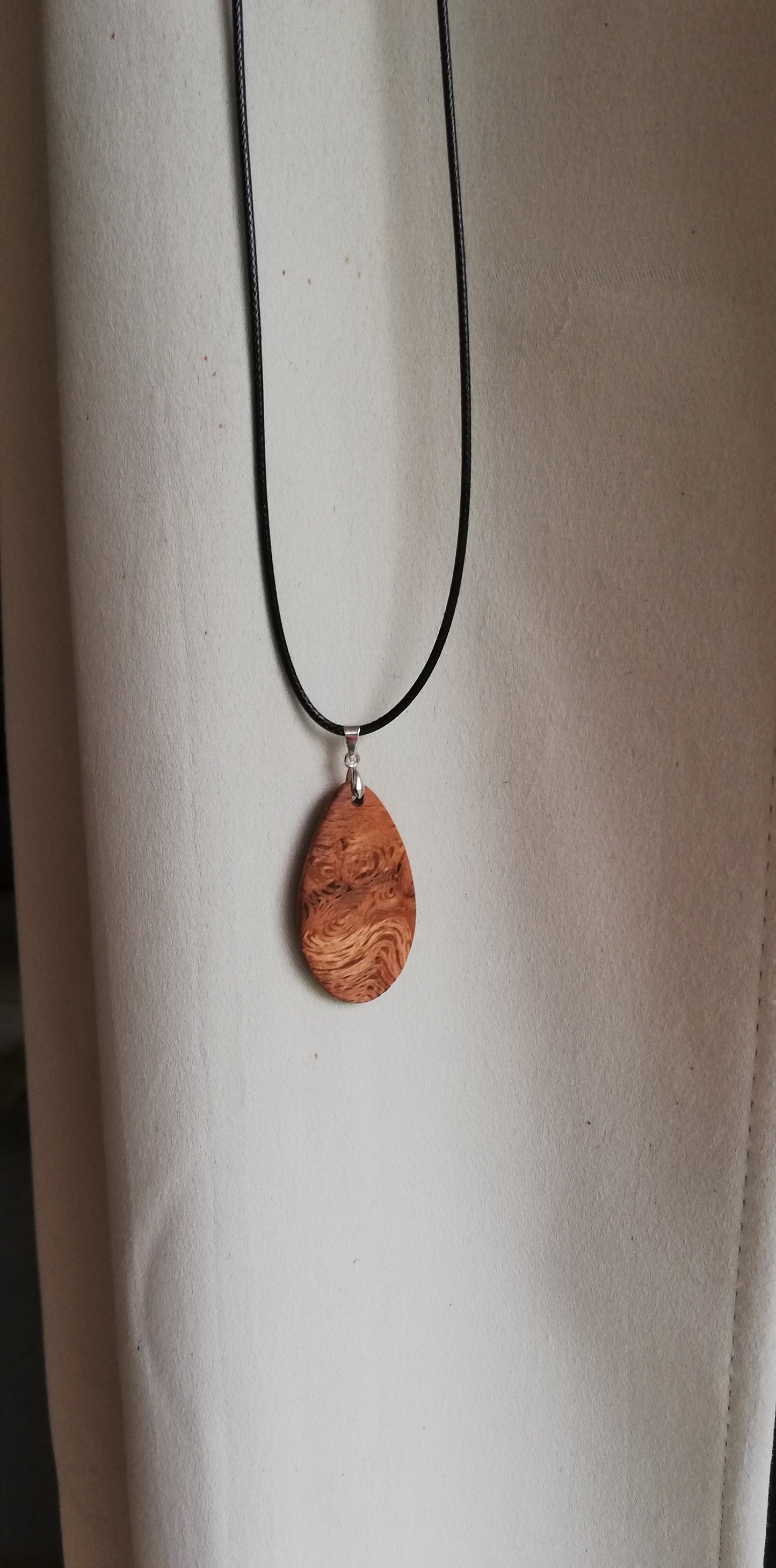 Pendentif artisanal en frêne