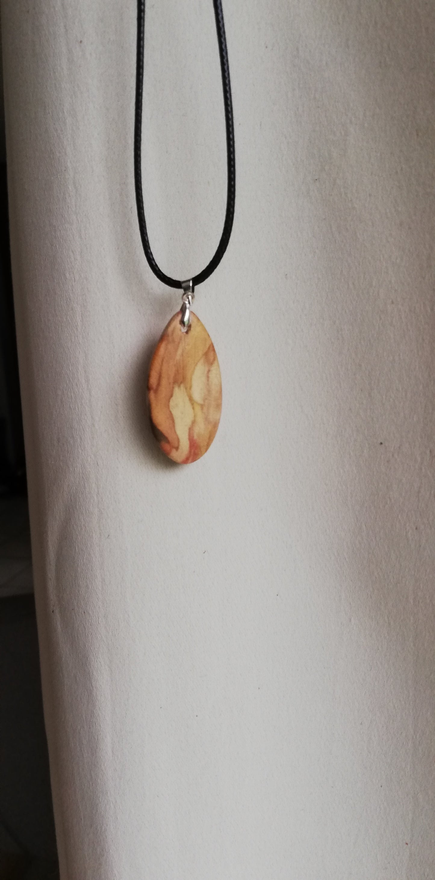 Pendentif artisanal en sureau