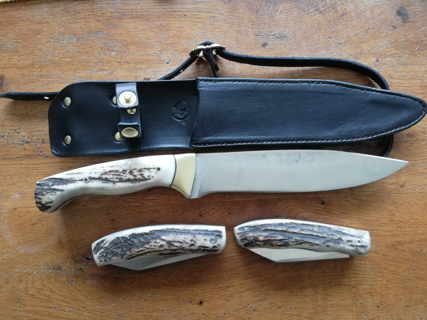 Couteau de chasse et pliant à cran forcé en 14c28 et bois de cerfs.