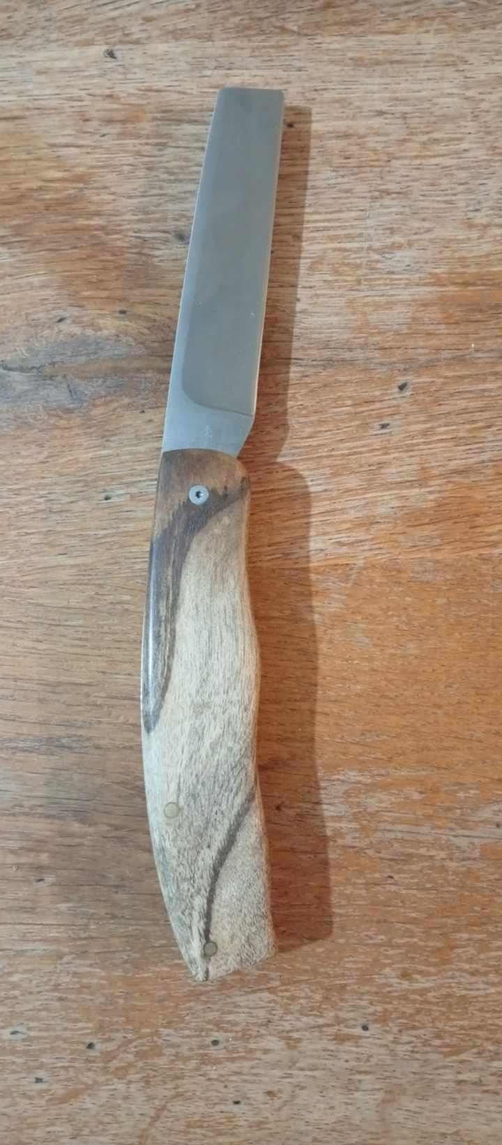 Couteau de poche artisanal avec guillochage
