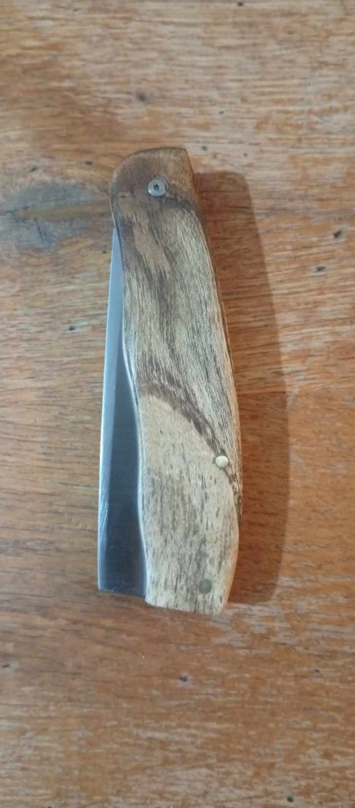 Couteau de poche artisanal avec guillochage