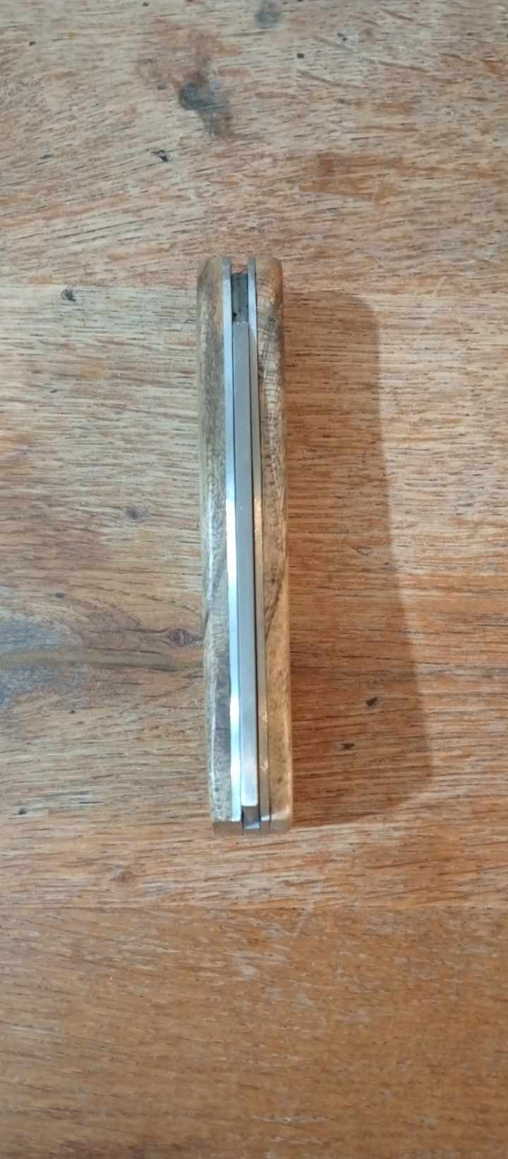 Couteau de poche artisanal avec guillochage