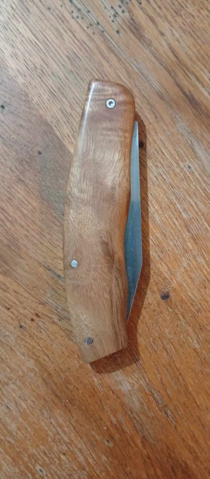 Couteau à cran plat
